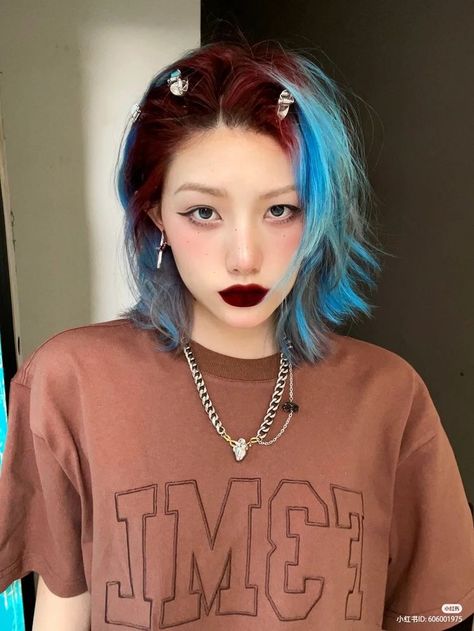 Duo Colored Hair, Perimeter Hair Color, Wedding Hairstyles Aesthetic, Dye Hair Inspiration, Cool Hair Dye Ideas For Short Hair, Hair Color Blocking, Block Dyed Hair, Punk Hair Color, Color Blocking Hair