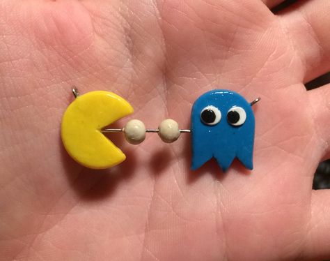 Pacman Birthday, Diy Xmas Ornaments, Man Necklace, Clay Keychain, Pac Man, Pasta Flexible, Xmas Ornaments, Air Dry Clay, Clay Art