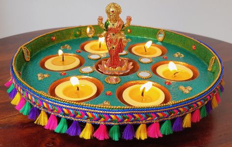 Beautiful Diya Decoration, Diwali Centerpieces, Thali Decoration Ideas For Competition, Diwali Thali Decoration Ideas, Arti Thali Decoration, Home Decor Diwali, Arti Thali, Aarti Thali, Puja Thali