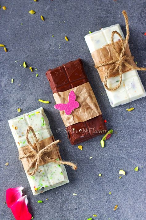 If you are looking for fun DIY edible gift ideas that you can make this holidays to celebrate Christmas, Diwali, Easter, Thanksgiving or New Year or to keep your kids engaged in a simple activity - then this easy and shortcut way of making Homemade Chocolate Bars recipe is for keepers. Learn how to make dark or milk chocolate bars with 4 Unique Flavour Combinations that are to die for along with tips for packaging them!! #christmas #holidays #DIY Chocolate Flavours Homemade, Packing Chocolates Ideas, Chocolate Packing Ideas Gift Diy, Homemade Chocolate Packaging, Chocolate Packing Ideas Gift Homemade, Chocolate Packing Ideas, Chocolates Making, Nougat Packaging, Chocolate Bars Recipe