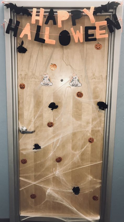 College Dorm Door Halloween Decorations, Cute Dorm Door Ideas, Halloween College Door Decorations, Door Decorating Ideas Halloween, Halloween Locker Ideas, Halloween College Dorm Door Ideas, Cute Halloween Door Ideas, Dorm Door Halloween Decor, Fall Dorm Door Decorations