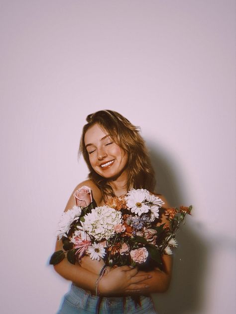 Birthday Flowers Pictures, Girl Photoshooting Ideas With Flower, Self Portrait Photography Flowers, Photos Ideas With Flowers, Photography With Flowers Ideas, Flower Power Photoshoot, Birthday Photoshoot Home Ideas, Flower Instagram Post Ideas, Self Portrait Poses With Flowers