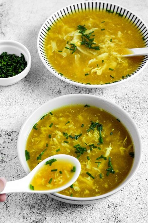 Make this super easy Egg Drop Sweet Corn Soup if you have 10 minutes to prepare a comforting and warming healthy soup. Corn Egg Drop Soup, Chinese Corn Soup, Healthy Corn, Corn Soup Recipes, Spicy Eggs, Sweet Corn Soup, Asian Restaurant, Egg Drop Soup, Egg Drop