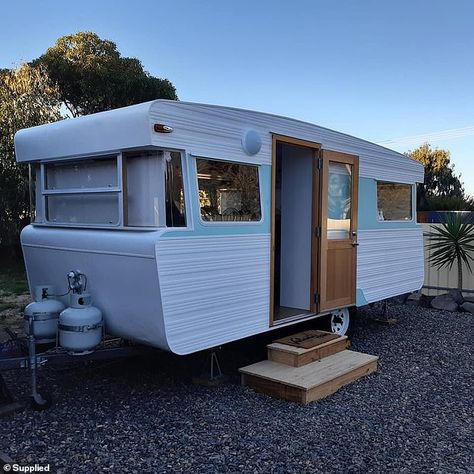 Camper Hair Salon Ideas, Caravan Salon Ideas, Trailer Salon Ideas, Airstream Hair Salon, Caravan Nail Salon, Mobile Hairdresser Ideas, Travel Trailer Hair Salon, Camper Hair Salon, Rustic Caravan Interior