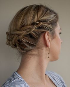 Short hair updo for braids.  Repin by Inweddingdress.com  #weddinghair Short Bridal Hair, Sister Golden, Hair Tricks, Wedding Hairstyles For Medium Hair, Side Braid Hairstyles, Hair Romance, Updos For Medium Length Hair, Golden Hair, Penteado Cabelo Curto