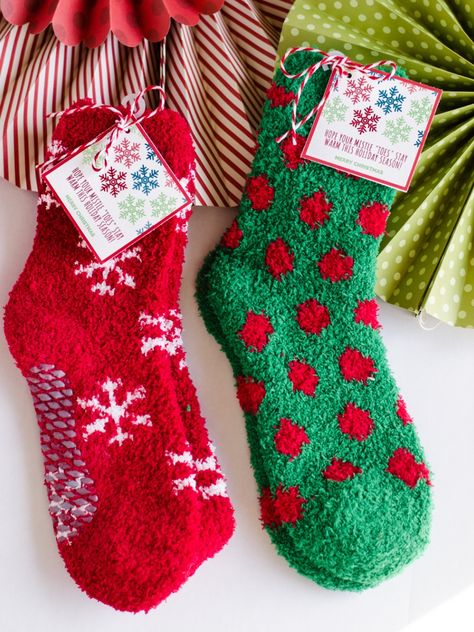 Christmas Socks Exchange, Best Christmas Gift Baskets, Cozy Socks Gift, Christmas Gift Ideas For Family, Family Gift Baskets, Gift Card Presentation, Christmas Socks Gift, Christmas Gift Baskets Diy, Students Christmas