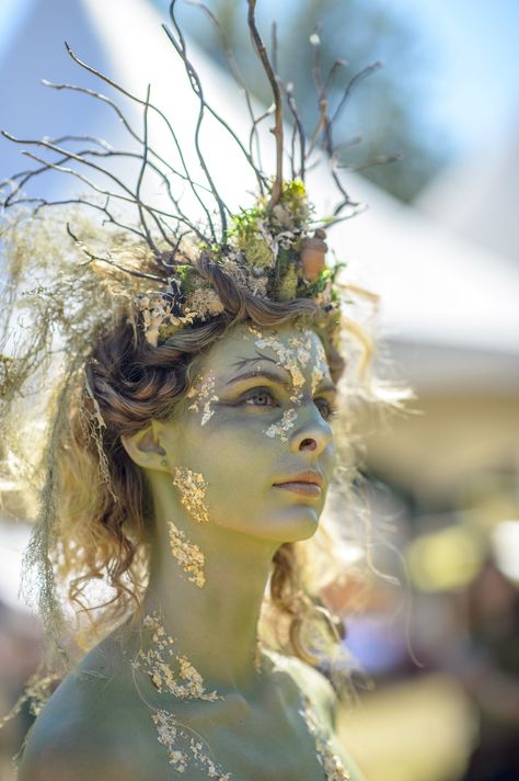 Faerieworlds 2014 | Hedgecreek Dryad | Julia Wolf | Flickr Julia Wolf, Dryad Costume, Disfarces Halloween, Halloween Costumes Aesthetic, Mother Nature Costume, Aesthetic Fairy, Matka Natura, Paint Inspiration, Guild Wars