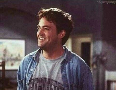 young matthew perry chandler bing smile miss chanandler bong cute friends tv show Young Matthew Perry, Matthew Perry Young, Chandler Friends, Anne Taintor, Friends (tv Series), Friends Moments, Movie Images, Chandler Bing, Matthew Perry