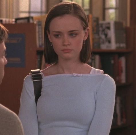 Yale Rory Gilmore, Cute Rory Gilmore, Season 1 Rory, Chilton Rory Gilmore, Rory Gilmore Pfp, Fall Aesthetic Gilmore, Rory Gilmore Study Motivation, Rory Gilmore Icon, Yale Rory