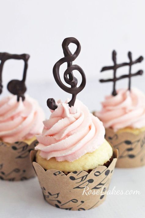 Chocolate Music Notes on Cupcakes #cupcakes #music #piano #pianocupcakes #musiccupcakes #chocolate #buttercream Music Note Cupcake Cake, Music Note Cake Ideas, Diy Wedding Cupcakes, Music Note Cupcakes, Music Note Cake, Music Cupcakes, Bolo Musical, Music Themed Cakes, Piano Cakes