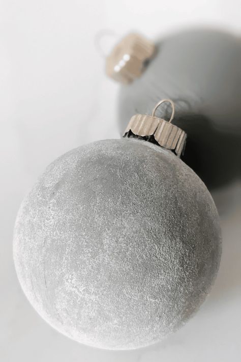 How to Paint Clear Plastic Ornaments - 7 Ways! Christmas Ball Ornaments Diy, Textured Spray Paint, Diy Christmas Ball, Clear Plastic Ornaments, Clear Christmas Ornaments, Christmas Ornament Storage, Fancy Christmas Ornaments, Diy Spray Paint, Xmas Baubles