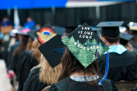 Twilight Edward and Bella ‘’siolg’ Twilight Graduation Cap Ideas, Twilight Grad Cap, Graduation Cap Designs Twilight, Twilight Graduation Cap, Twilight Graduation, Graduation Board, Graduation Cap Ideas, Twilight Vibes, College Grad Cap Ideas