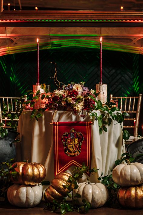 Photography by Brea Hogwarts Wedding Decorations, Gryffindor Wedding, Harry Potter Wedding Ideas, Hogwarts Decor, Birthday Twins, Alternative Wedding Venue, Geek Party, Harry Wedding, Harry Potter Wedding Theme