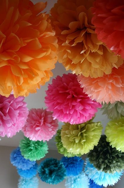 Tissue paper poms tutorial Halloween Fest, Tissue Flowers, Tissue Paper Pom Poms, Paper Pom Poms, Diy Bricolage, The Ceiling, Diy Party, Pom Poms, Kids Crafts