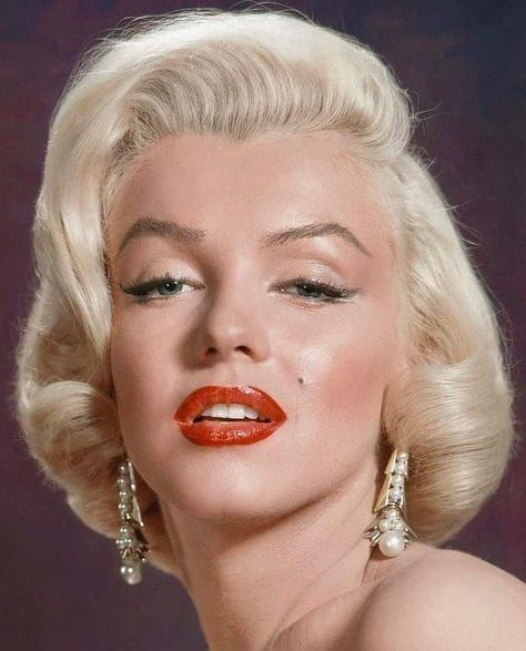 Marilyn Monroe on Instagram: “Have a blessed Sunday, loves! ❤️ ~  Marilyn in a publicity still for ‘Gentlemen Prefer Blondes’, by Frank Powolny, 1953 📸| #marilynmonroe…” Marylin Monroe Hairstyle, Marilyn Monroe Hairstyle, Marilyn Makeup, Marilyn Monroe Makeup, Marilyn Monroe Hair, Marilyn Monroe Photography, Vintage Makeup Looks, Marilyn Monroe Portrait, Gentlemen Prefer Blondes