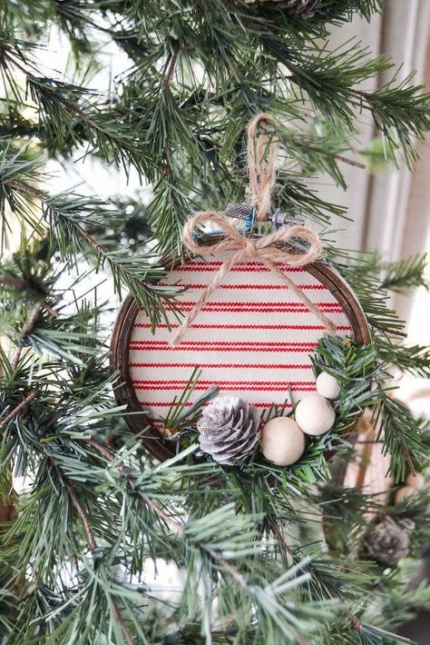 Rustic farmhouse style DIY Christmas tree ornaments using mini embroidery hoops. How to craft embroidery hoop DIY Christmas ornaments to decorate your Christmas tree this holiday season. Frugal holiday design on a dime Christmas ornaments ideas to decorate your home for the winter holiday ChrIstmas season. This Hometalk DIY Christmas home decor project will look lovely on your rustic Christmas tree this winter holiday season. DIY Christmas decorations to make for the holidays. Hoop Ornaments, Ideas For Projects, Frugal Homemaking, Embroidery Hoop Christmas, Hoop Crafts, Hometalk Diy, Craft Embroidery, Ornament Making, Ornaments Ideas