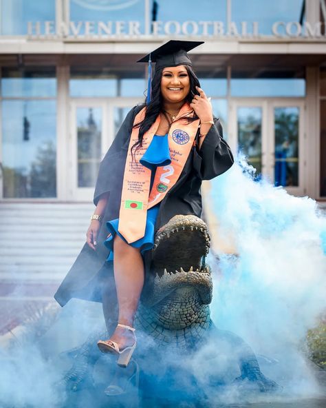 Umkc Graduation, Graduate Photoshoot, Poses For Graduation Photos, Masters Graduation Pictures, Graduation Outfit College, Graduation Pose, High School Graduation Pictures, Gown Graduation, Graduation Pic Ideas