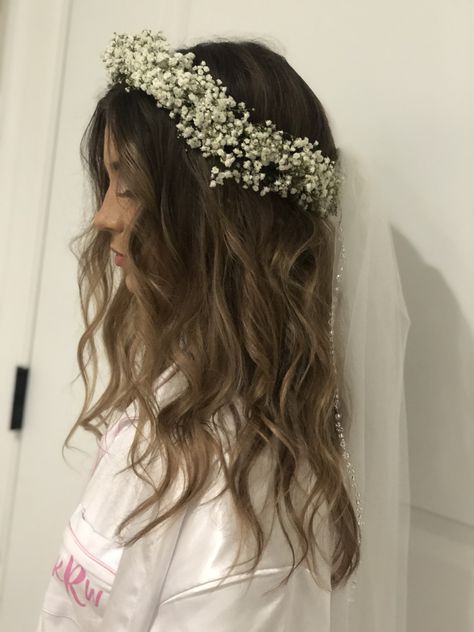 Natural Wedding Hair with A Flower Crown Crown Veil Wedding, Hairstyles With Flower Crown, Natural Wedding Hair, Flower Crown Veil, Crown Veil, Natural Wedding Hairstyles, Flower Crown Hairstyle, Quince Ideas, Veil Wedding