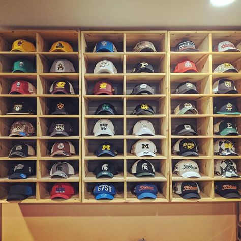 Hat Storage Ideas Men, Hat Shelf Ideas Diy, Shoe And Hat Storage, Hat Shelves Ideas, Mens Baseball Hat Display, Custom Closet Hat Storage, Baseball Hat Collection, Organize Ball Caps, Baseball Hat Collection Display