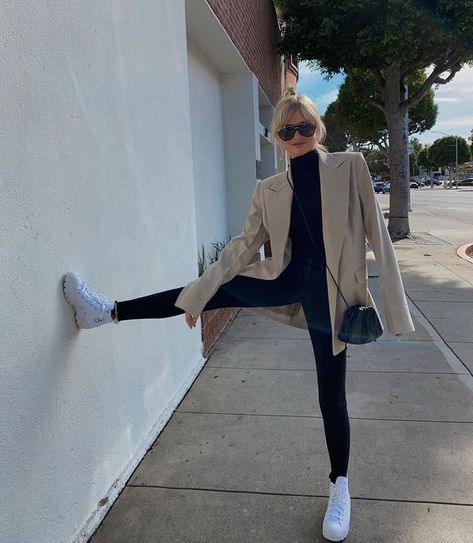 From oversize to tailored, colorful to neutral, we've rounded up our favorite blazer outfit ideas from Instagram. Styling inspiration awaits! Blazer Outfit Ideas, Blazer Outfits Casual, Blazer Outfit, Fresh Outfits, Styling Inspiration, Mode Casual, Looks Street Style, Mode Ootd, Ținută Casual