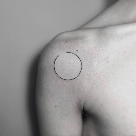 Break The Cycle Tattoo Ideas, Keep Going Symbol Tattoo, Minimal Shoulder Tattoo, Sphere Tattoo, Circle Of Life Tattoo, Minimalist Sun Tattoo, Circular Tattoo Designs, Women's Back Tattoos, Full Circle Tattoo