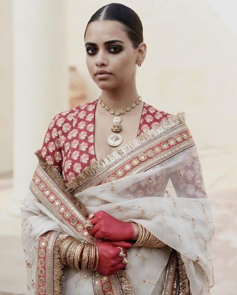 Sabyasachi Mukherjee Gets Trolled For Model's Sad Look In Latest Designs, Netizen Pens 'Dukhi Aatma' Sabyasachi White Saree, Sabyasachi Models, Sabyasachi Blouse Back, Sabyasachi New Collection, Sabyasachi Sarees Brides, Sabyasachi Sarees Classy, Sabyasachi Blouse Designs, Rajputi Saree, Sabyasachi Blouse