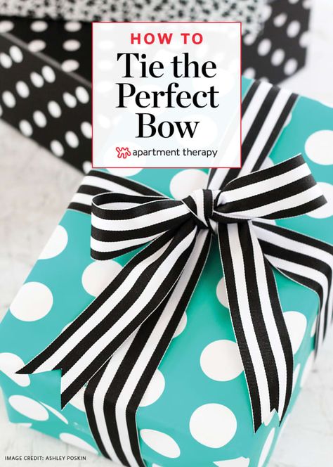 Ribbon On Presents, Tie Bows With Ribbon, Bows For Presents, Pretty Presents, Package Bows, Christmas Bows Diy, How To Tie Ribbon, Bows Diy Ribbon, Gifts Wrapping Diy