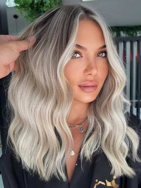 Root Melt Platinum Blonde Balayage, Rooty Icy Blonde Hair, Icy Blonde Hair Dark Roots Low Lights, Smokey Roots Blonde Hair, Root Drag With Money Piece, Ash Blonde To Platinum Balayage, Ashy Rooted Blonde, Platinum Blonde Smudge Root, Shadow Root Bleach Blonde