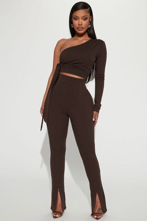 Brown Joggers, Outfit Elegantes, Cropped Flare Pants, Fashion Nova Outfits, Fits Inspo, Tomboy Outfits, Blouse Pattern Sewing, Black Travel, Tomboy Fashion