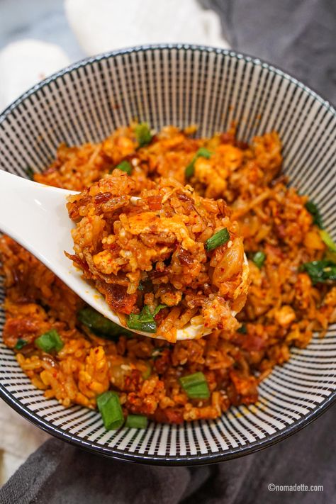 Dishes Photography, Kimchi Fried Rice Recipe, Asian Sides, Recipe With Cheese, Cheesy Rice, Korean Kimchi, Beef Soup Recipes, Kimchi Fried Rice, Arroz Frito