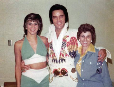 June 25, 1974 (8:30 pm) Columbus, OH... before the show Elvis Presley Live, Elvis Collectors, Las Vegas Hilton, Graceland Elvis, Elvis Jumpsuits, Elvis In Concert, Elvis Presley Pictures, Elvis And Priscilla, Elvis Presley Photos