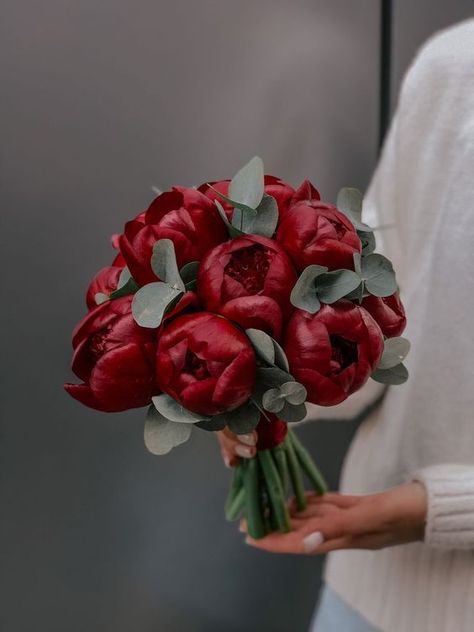 Wedding Spring Flowers Burgundy 2024: A Symphony in Blooms Red Flower Bouquet, Wedding Flower Ideas, Bridal Bouquet Peonies, Peony Bouquet Wedding, Red Bouquet Wedding, Blush Wedding Flowers, Red Bouquet, Peony Wedding, Fall Wedding Flowers