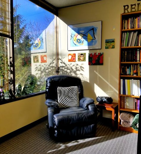 Mindworks Hypnosis Clinic Bellevue - New Office Photos | The Hypnotizer - Connie Brannan, CHt's Hypnosis Blog Hypnotherapy Room, Hypnotherapy Office, Office Photos, New Office, Hypnotherapy, Private Office, A Classroom, Office Space, Gallery Wall