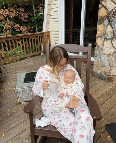 Cute Family Traditions, First Baby Aesthetic, Aunt Life Aesthetic, Soft Mom Aesthetic, Mom Esthetics, Mom Life Pictures, Suburban Mom Aesthetic, Mommy Aesthetics, Sahm Aesthetic