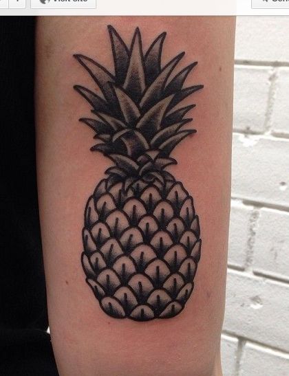 Pineapple Pizza Tattoo, Pineapple Tattoo Meaning, Pineapple Tattoo Ideas, Pinapple Tattoos, Le Tattoo, Pineapple Tattoo, Back Of Shoulder Tattoo, Rosen Tattoo, Best Friend Tattoos