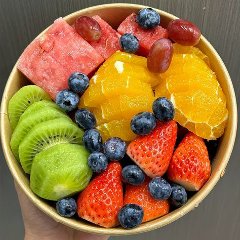 Salad Buah Aesthetic, Fresh Fruit Aesthetic, Aesthetic Fruit Bowl, Cursed Cakes, Raw Food Cleanse, Salad Buah, Tumblr Food, Healthy Food Menu, Sweet Dishes Recipes