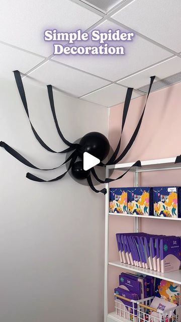 House of Party on Instagram: "🕷️ Quick Halloween Decor Tip! 🎈 Inflate two black balloons, add some black streamers, and stick them to the wall using glue dots. Voilà, you’ve created an easy spider decoration that’s perfect for any spooky celebration! 🖤🕸️  #balloontutorial #halloween #halloweenballoons #houseofpartyco #balloontips #easyideas #halloween2024 #balloonspider" Balloon Halloween Decor, Streamer Decorations Halloween, Halloween Streamer Ideas, Halloween Spiders On House, Spider Balloon Decoration, Spooky Walk, Balloon Spider, Party Ceiling Decorations, Halloween Streamers