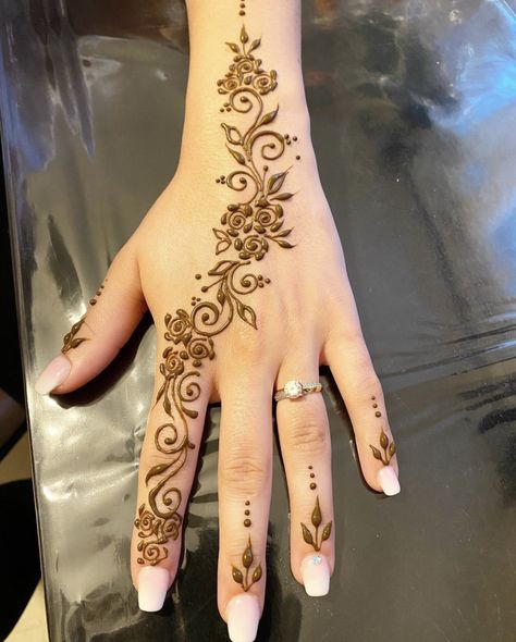 Finger Henna Simple, Henna Palm Designs, Henna Feet Designs, Finger Henna Designs Simple, Simple Henna Art, Mehndi For Beginners, Mehndi Inspiration, Elegant Mehndi, Simple Henna Designs Hand