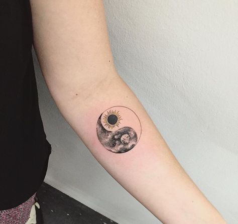 Cute Tato Lengan Bawah, Moon Star Tattoo, Star Tattoo Meaning, Tattoo Sonne, Yin Yang Tattoo, Ying Yang Tattoo, Moon Sun Tattoo, Tato Dengan Makna, Yang Tattoo