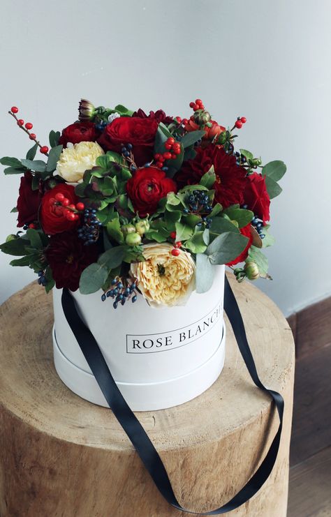 Christmas Flower Gift Box Ideas, Christmas Hat Box Flowers, Valentine Flower Box Floral Arrangements, Roses Box Luxury, Luxury Flower Box Roses, Autumn Inspired, Bouquet Ideas, Home Flowers, Flower Boxes