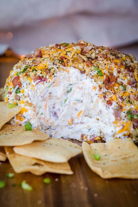 Creamy and rich cheese ball. The appetizer made with cream cheese, shredded blends of cheese, walnuts and bacon bits and generously coated with bacon, cheese and nuts. Perfect for the Holiday menu. Bacon Ranch Cheese Ball Recipe, Parmesan Spinach, Cheese Ball Recipes Easy, Cheddar Cheese Ball, Cream Cheese Ball, Cheese Ball Recipe, Ball Recipes, Cranberry Cheese, Parmesan Recipes