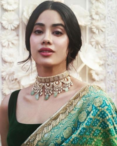 Bandhani Is Back In Trend & Designers Are Doing It In Beautiful Ways! Jhanvi Kapoor, Polki Choker, Traditional Indian Outfits, Indian Woman, Bandhani Saree, غرفة ملابس, Indian Jewelry Sets, Saree Trends, Tiffany Jewelry