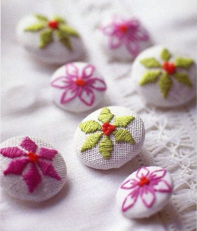 Embroidered Buttons, Needle Cushion, Dorset Buttons, Bumbo, Fancy Buttons, Diy Buttons, Brazilian Embroidery, Button Art, Button Jewelry