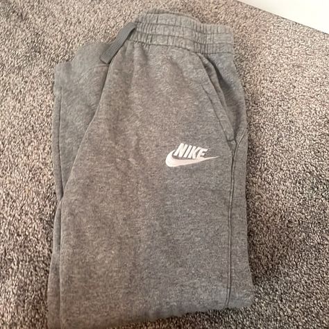 Nike Grey Sweatpants Nike Sweatpants Aesthetic, Grey Nike Sweatpants Outfits, Nike Sweats Outfit, Grey Nike Sweats, Black Sweatpants Outfit, Sweatpants Aesthetic, Nike Grey Sweatpants, Grey Nike Joggers, Grey Nike Sweatpants