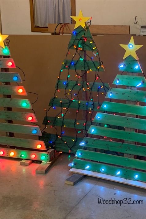 How to Make a Pallet Christmas Tree with Lights Pallet Wood Christmas Tree With Lights, Wooden Christmas Outdoor Decor, Pallet Holiday Decoration Ideas, Wood Pallet Xmas Decor, Pallet Outdoor Christmas Decor, Wood Christmas Tree For Outside, Wood Tree With Lights, Pallet Christmas Tree With Lights, Pallet Christmas Projects Easy Diy