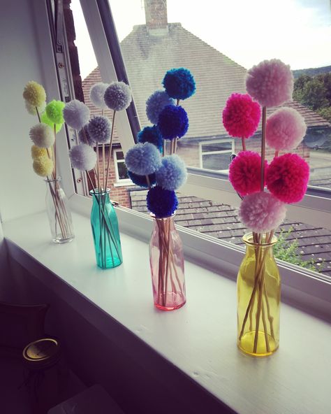 Flower Pom Poms, Pompon Diy, Pom Flowers, Pom Pom Decor, Kerajinan Diy, Pom Pom Flowers, Diy Pom Pom, How To Make A Pom Pom, Diy Yarn Crafts