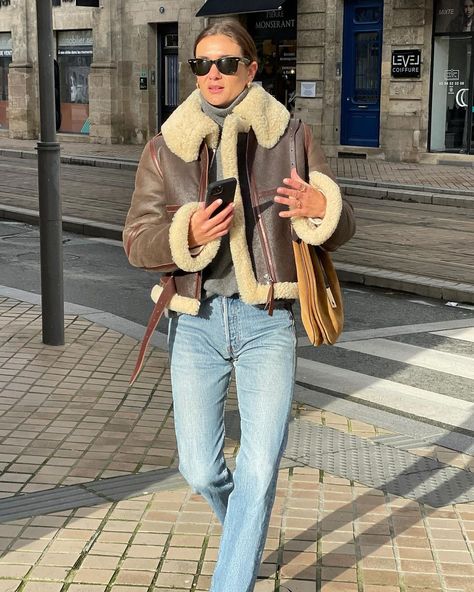 Shearling Jacket Outfit, Sherling Coat, Sherling Jacket, Outfits Frio, Jacket Trend, Simple Winter Outfits, Shearling Jacket Women, Aviator Jackets, Style Inspiration Fall