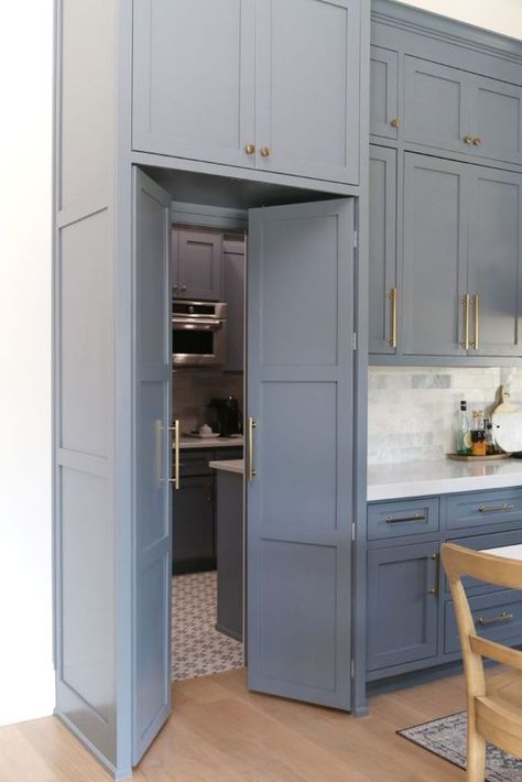 Desain Pantry Dapur, High End Kitchen Design, Organiser Cucina, Hidden Pantry, Interior Dapur, Desain Pantry, Kabinet Dapur, Hidden Kitchen, Transitional Decor Kitchen