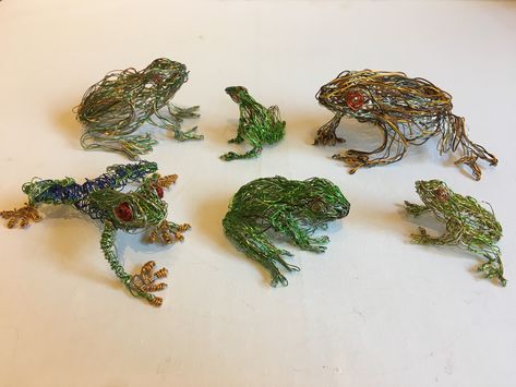 Wire frog Sculpture by Paul green Wildwire Wire Frog, Stick Animals, Bead Sculpture, Frog Sculpture, Wire Bird, Bead Animals, Sculpture Inspiration, Wire Craft, Wire Art Sculpture