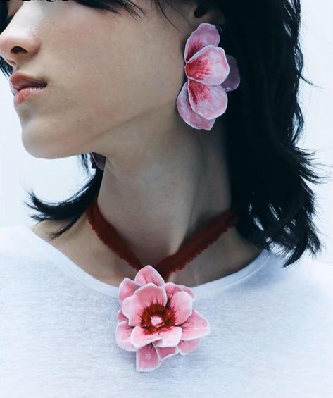 This uniquely 3D metal enamelled flower-shaped choker necklace has an adjustable fit and comes with a pair of beautiful petal fan-shaped earrings. Purchase them separately or as a set in your favourite colours. The design also includes a charming ribbon tie feature. The necklace is made of 92% steel, 4% brass, and 4% polyester, with the pink set also featured at Zara Australia. Zara Australia, Urban Chic Fashion, Ribbon Necklace, Pink Set, Fan Earrings, 3d Metal, Enamel Flower, Ribbon Tie, Eclectic Home